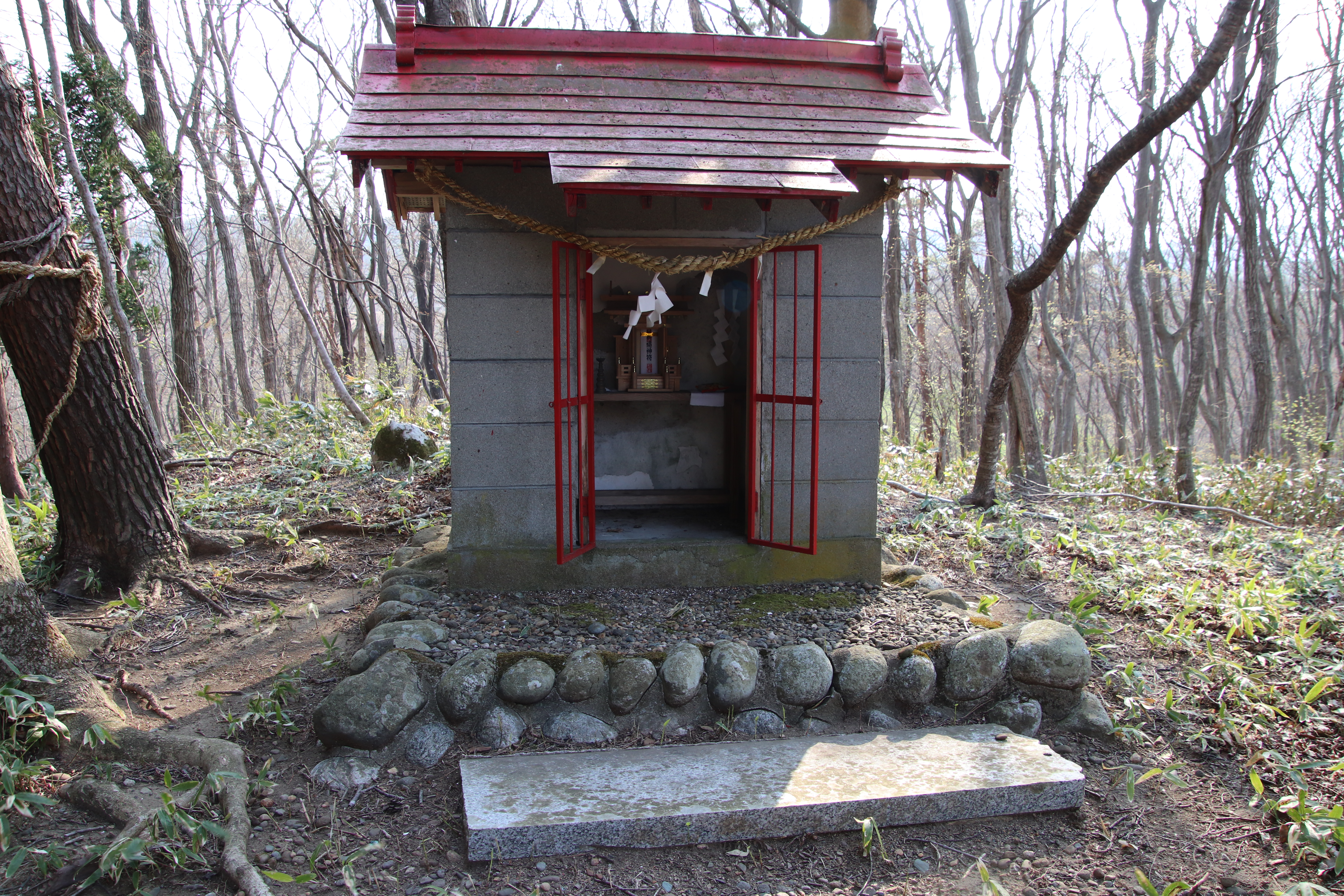 昭和23年5月に鎮座された不忘神社。開拓民の心の拠り所として信仰されている。